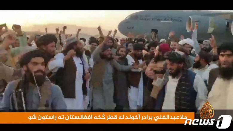 탈레반의 실질적 지도자 물라 압둘 가니 바라다르가 17일(현지시간) 아프가니스탄 칸다하르에 도착하고 있다. © AFP=뉴스1 © News1 우동명 기자