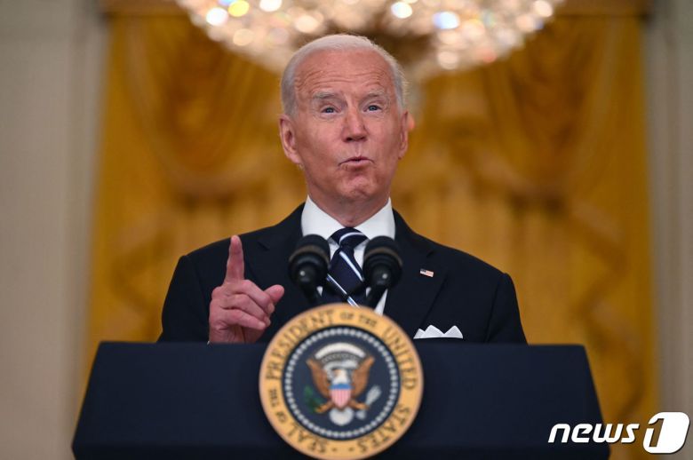 18일(현지시간) 조 바이든 미국 대통령이 워싱턴 DC의 백악관 이스트룸에서 코로나바이러스감염증(코로나19)대응과 백신 접종에 대해 발언하고 있다. © AFP=뉴스1 © News1 구진욱 기자