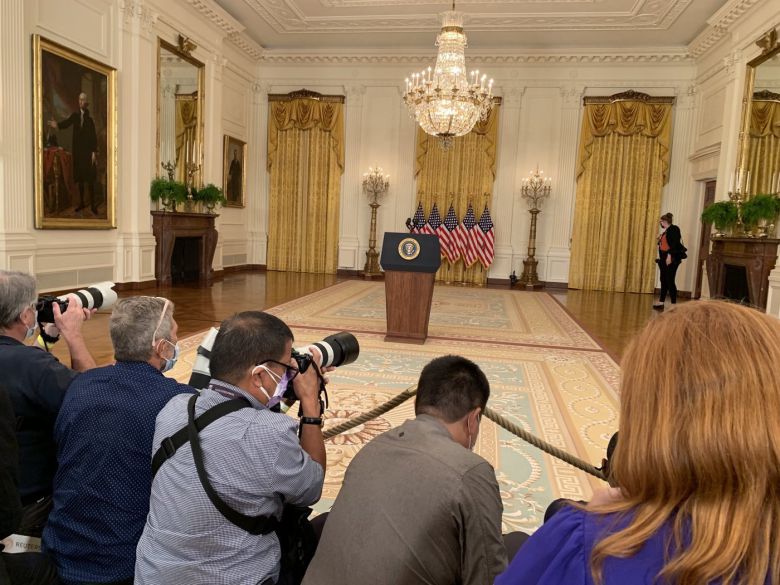 대국민 연설에 늦은 조 바이든 미국 대통령을 기다리고 있는 현지 취재진 (세바스티안 스미스 트위터 갈무리) © 뉴스1
