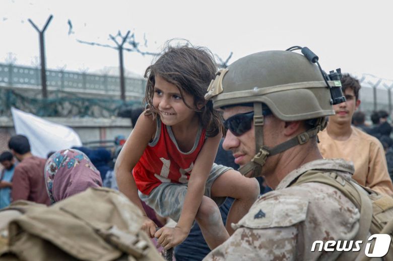20일(현지시간) 아프가니스탄 카불 공항에서 미군이 피난 어린이와 수송기 탑승을 기다리고 있다. © AFP=뉴스1 © News1 우동명 기자