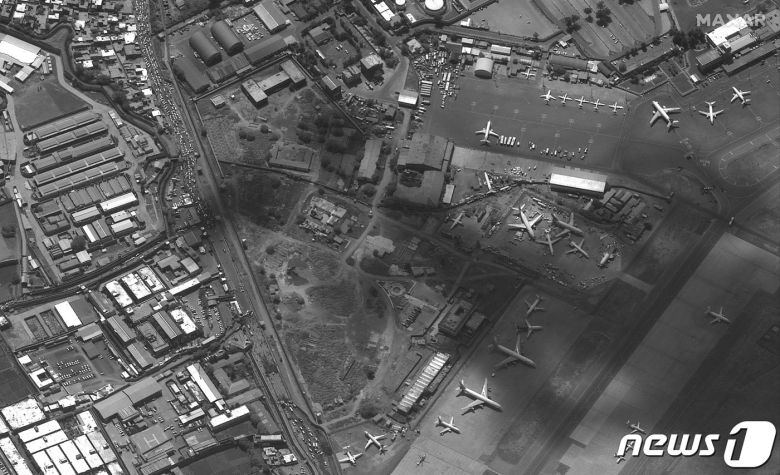 19일 (현지시간) 탈레반이 아프가니스탄을 장악한 뒤 카불의 하미드 카르자이 국제공항으로 가는 도로가 탈레반의 검문으로 극심한 정체를 빚고 있다. © AFP=뉴스1 © News1 우동명 기자