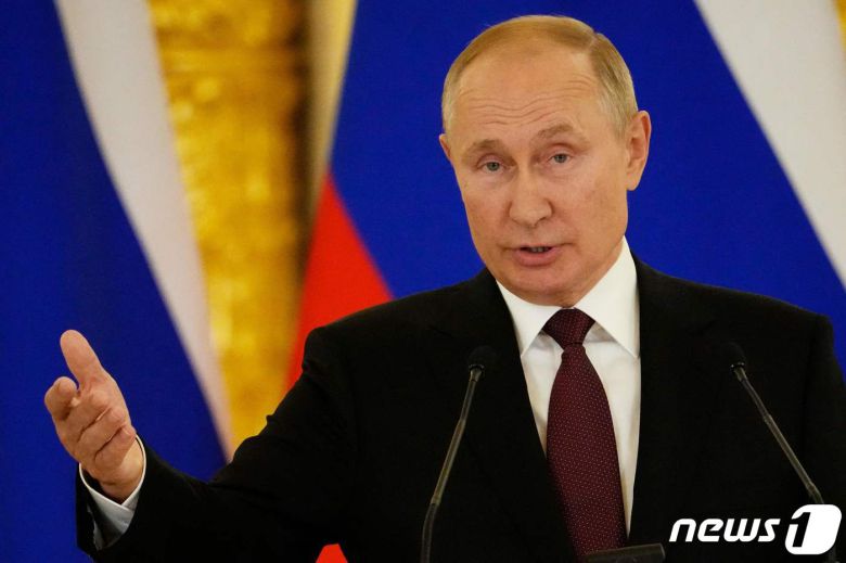 블라디미르 푸틴 러시아 대통령이 20일(현지시간) 모스크바 크렘린에서 앙겔라 메르켈 독일 총리와 회담을 마친 뒤 기자회견을 하고 있다. © AFP=뉴스1 © News1 우동명 기자