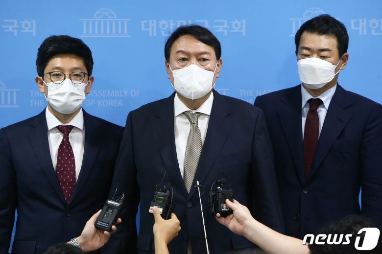 나흘만에 공개행보를 시작한 윤석열 국민의힘 대선 경선 후보가 22일 국회 소통관에서 언론중재법 개정안 강행 처리와 관련한 기자회견을 마친 후 취재진의 질문에 답하고 있다. 2021.8.22/뉴스1 © News1 오대일 기자