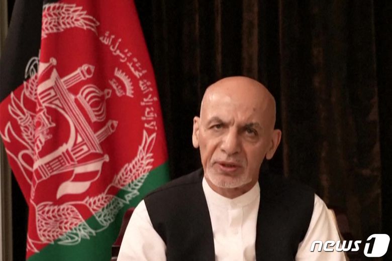 탈레반에 쫓겨 국외로 달아났던 아슈라프 가니 아프가니스탄 전 대통령이 18일(현지시간) SNS를 통해 공개한 영상 메시지에서 도피 당시 현금을 챙겼다는 의혹을 일축하며 "유혈 사태를 막기 위해 카불을 떠날 수밖에 없었다. 나는 UAE에 있다＂고 말하고 있다. © AFP=뉴스1 © News1 우동명 기자