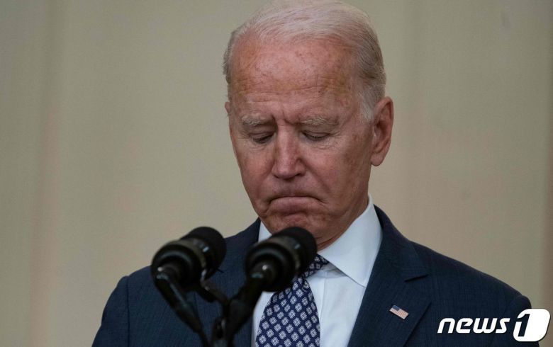 조 바이든 미국 대통령이 20일(현지시간) 워싱턴 백악관에서 연설을 갖고 탈레반이 장악한 아프가니스탄에서 모든 미국인을 안전하게 귀환시키기 위해 최선을 다하겠다고 밝히고 있다. 바이든 대통령은 탈레반이 아프간 수도 카불을 장악한 지난 15일 주말 캠프 데이비드 별장에서 여름 휴가를 보내다 여론의 뭇매를 맞은 바 있다. © AFP=뉴스1 © News1 우동명 기자