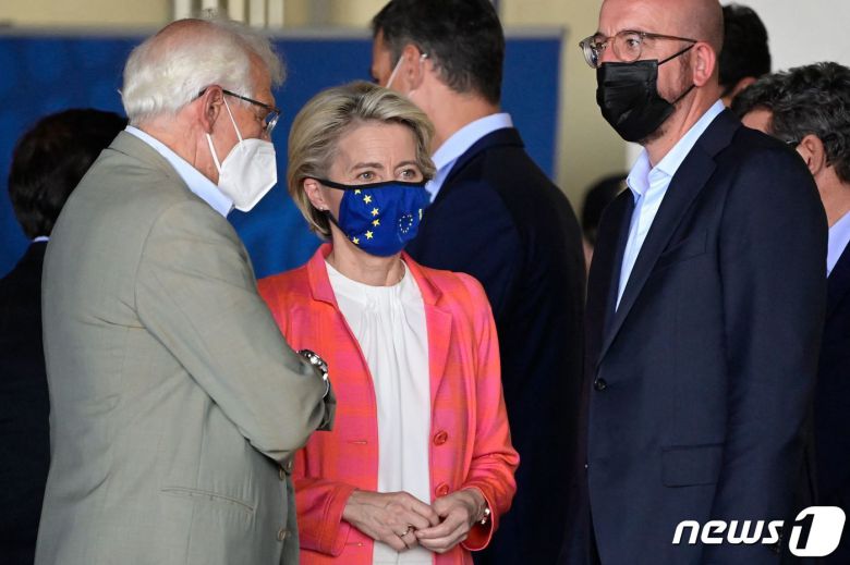 조셉 보렐(왼쪽) 유럽연합(EU) 외교안보정책 고위대표가 우르줄라 폰 데어 라이엔(가운데) EU위원장과 찰스 마이클(오른쪽) 유럽의회 의장이 21일(현지시간) 스페인 수도 마드리드로부터 30㎞가량 떨어진 토레혼데아르도스의 군사기지에 마련된 아프가니스탄 난민 대피소를 방문해 함께 대화를 나누고 있다. 2021.08.21 © AFP=뉴스1