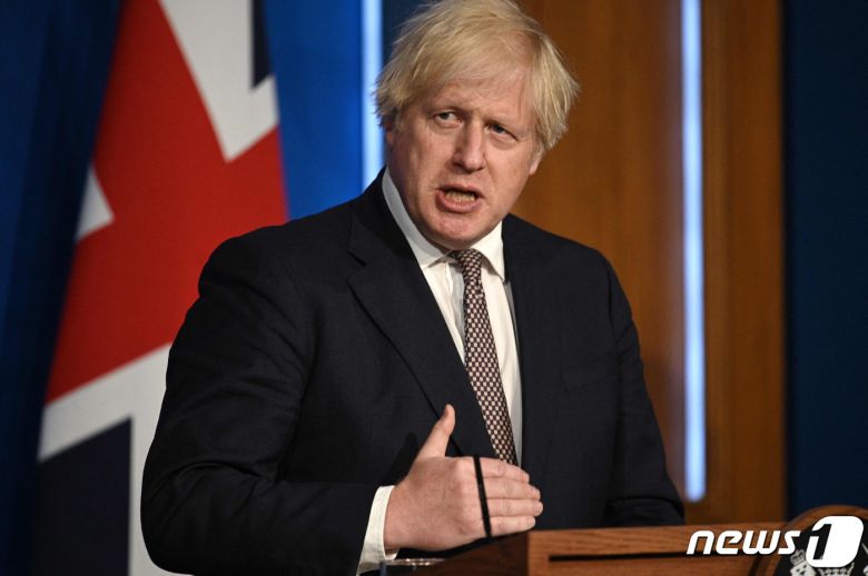 보리스 존슨 영국 총리가 5일(현지시간) 런던 다우닝가에 있는 총리관저에서 코로나19 언론 브리핑을 갖고 이달 말께 마스크 착용과 사회적 거리두기 조치를 해제하겠다고 밝히고 있다. © AFP=뉴스1 © News1 우동명 기자