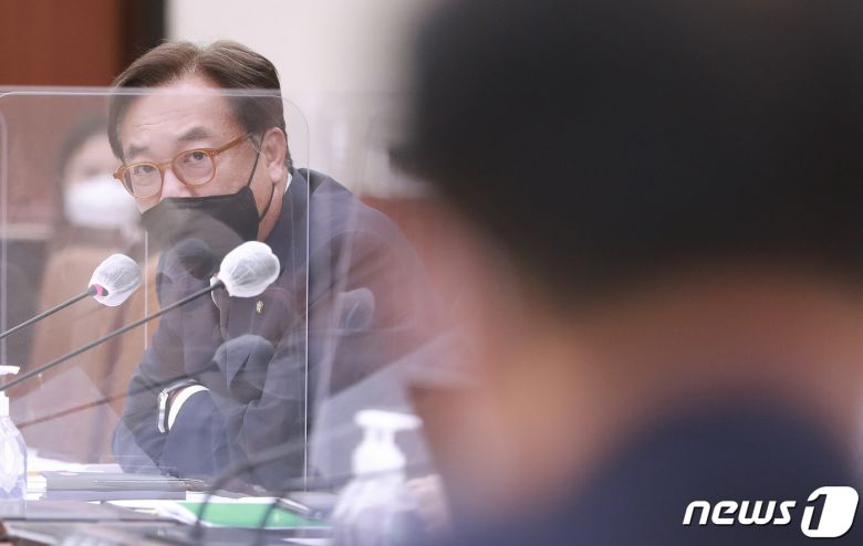 정진석 국민의힘 의원이 23일 오후 서울 여의도 국회 외교통일위원회 전체회의에서 질의를 하고 있다. 2021.8.23/뉴스1 © News1 이동해 기자