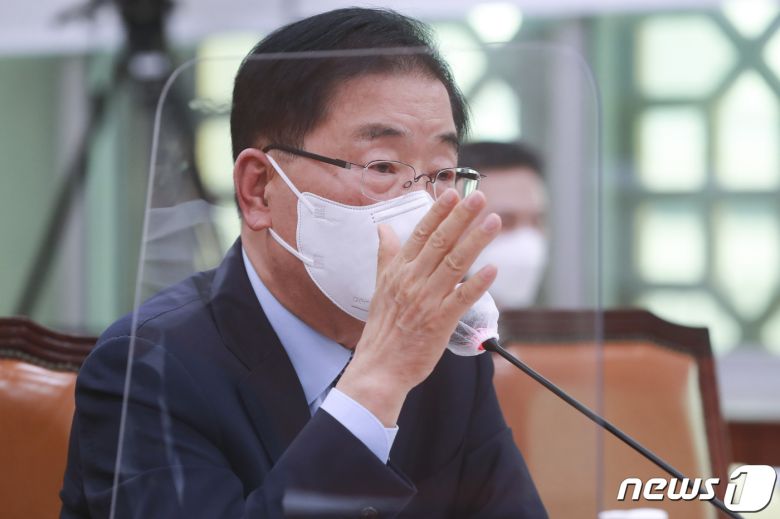 정의용 외교부 장관이 23일 오후 서울 여의도 국회 외교통일위원회 전체회의에서 의원 질의에 답하고 있다. 2021.8.23/뉴스1 © News1 이동해 기자