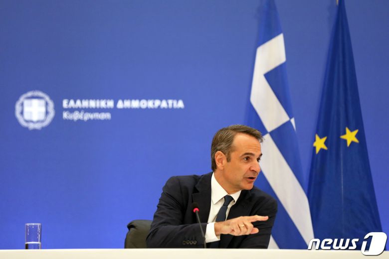 12일(현지시간) 그리스 아테네에서 키리아코스 미초타키스 그리스 총리가 기자회견을 열어 그리스 전역에서 발생한 산불에 대한 정부 대응을 언급하고 있다. © 로이터=뉴스1 © News1 서한샘 기자