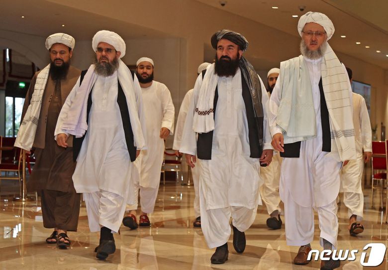 지난 12일(현지시간) 카타르 도하에서 열린 아프간 정부와의 평화협상에 탈레반 대표단이 참석하는 모습. © AFP=뉴스1 © News1 우동명 기자