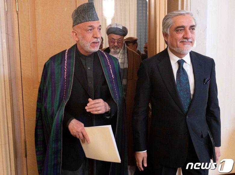 하미드 카르자이 전 아프가니스탄 대통령(왼)과 압둘라 압둘라 국가화해최고위원장.  © AFP=뉴스1 자료 사진 © News1 우동명 기자