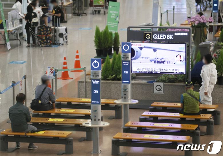 정부가 우리나라의 대(對) 아프가니스탄 협력 사업에 함께했던 현지인 직원과 가족 380여명이 오는 26일 국내에 도착한다고 밝혔다. 사진은 이날 오후 인천국제공항 제1여객터미널 입국장에 설치된 TV로 아프가니스탄 현지인 조력자 입국 관련 뉴스가 나오고 있다. 2021.8.25/뉴스1 © News1 이재명 기자