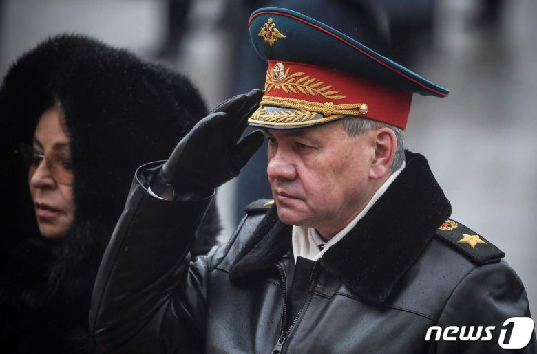 세르게이 쇼이구 러시아 국방장관이 무명용사의 묘에 경례하고 있다. © AFP=뉴스1