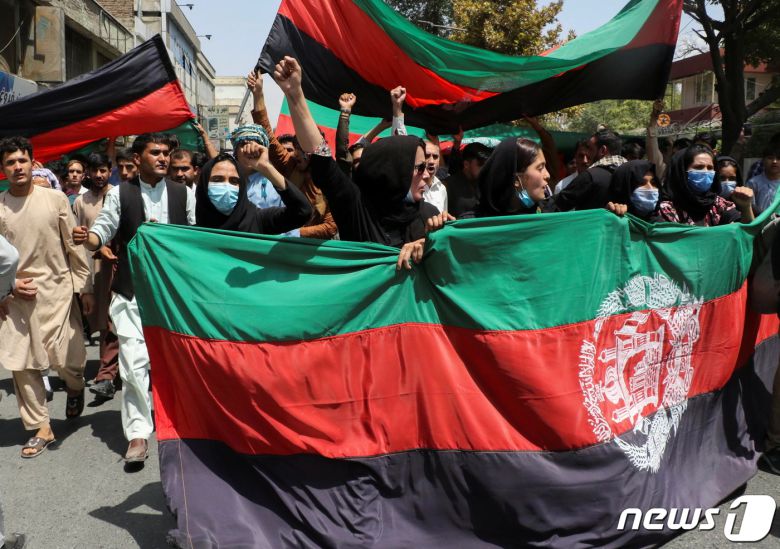 아프가니스탄 수도 카불에서 2021년 8월 19일 시민들이 독립기념일을 맞아 국기를 들고 거리로 나선 모습. © 로이터=뉴스1 © News1 최서윤 기자