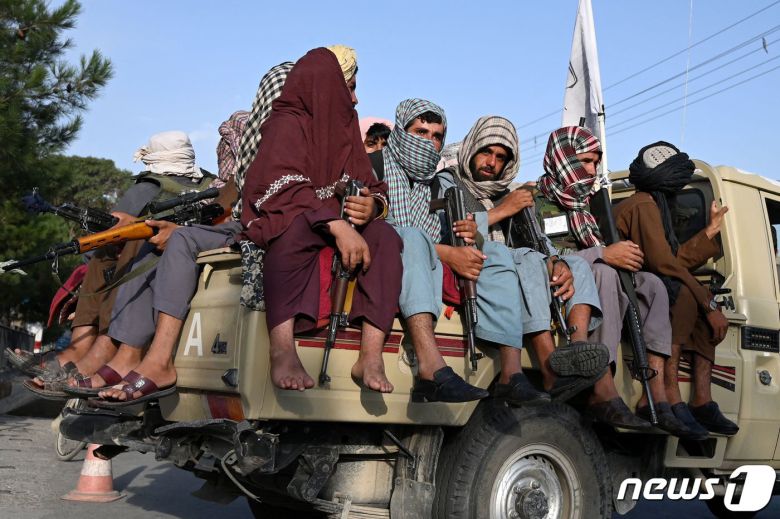 23일아프가니스탄을 점령한 탈레반들이 차량을 타고 카불 시내를 순찰하고 있다. © AFP=뉴스1 © News1 우동명 기자