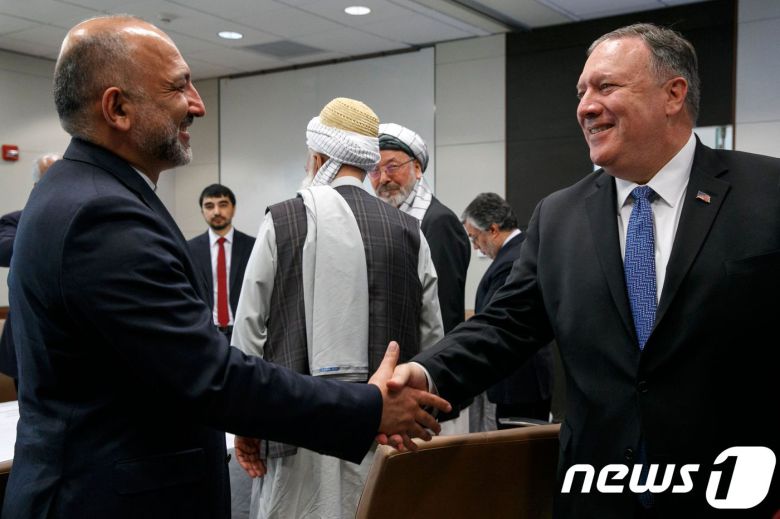 마이크 폼페이오 미국 국무장관이 2019년 6월 25일(현지시간) 아프가니스탄 수도 카불을 깜짝 방문해 대선 후보인 하니프 아트마르(오른쪽)와 만나 악수를 하고 있다. © AFP=뉴스1 © News1 우동명 기자