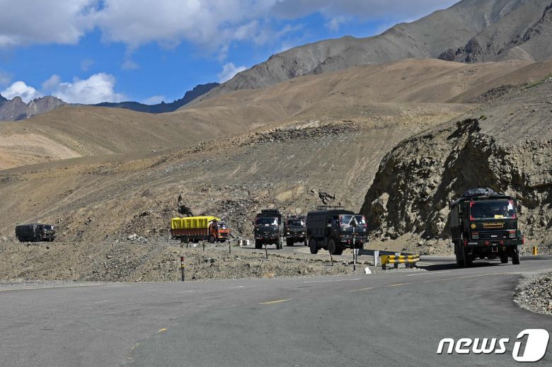 인도 군인들을 실은 트럭이중국과 충돌이 발생한 레를 향해 이동하고 있다. © AFP=뉴스1 © News1 우동명 기자