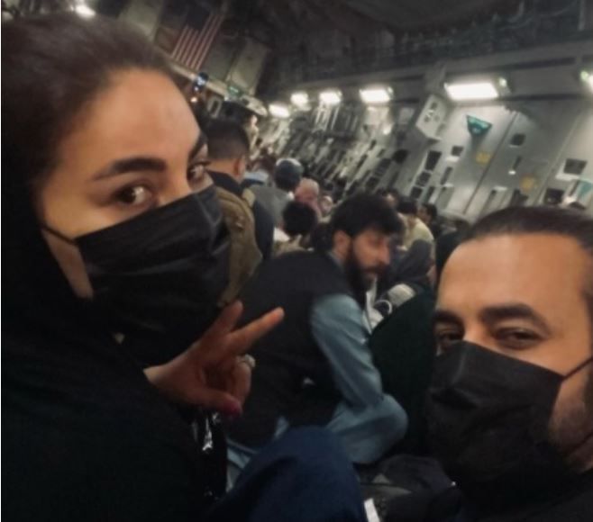 아프가니스탄의 가수 아리아나 사예드(왼쪽)와 그의 약혼자(오른쪽). (인스타그램 갈무리) © 뉴스1