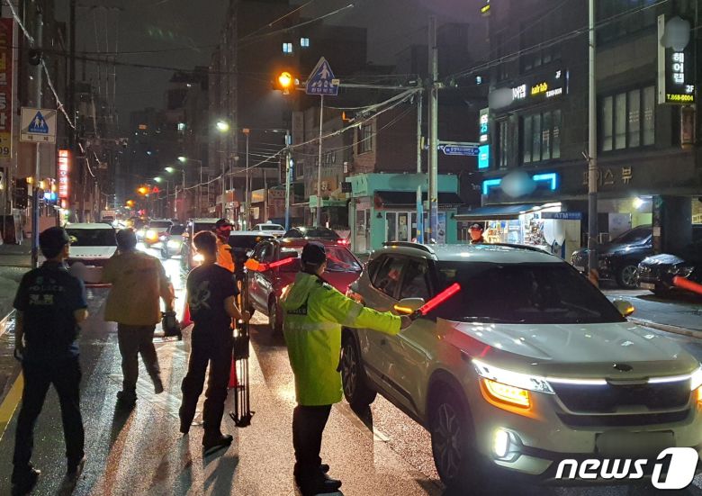 26일 오전 1시께 전날 밤부터 대규모 차량시위에 나선 전국 자영업자들이 마지막 집결지인 부산 연제구 부산시청 인근에서 경찰 안전지휘를 받고 있다.2021.8.26/뉴스1 © News1 노경민 기자