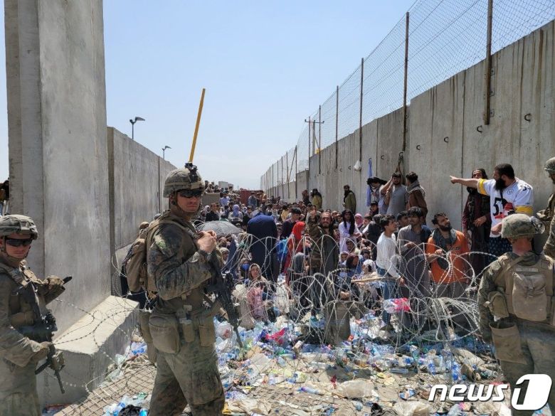 외교부는 그간 아프가니스탄에서 우리 정부 활동을 지원해온 현지인 직원 그리고 배우자, 미성년 자녀, 부모 등 380여 명이 오는 26일 국내에 도착한다고 25일 전했다. 카불공항에 아프가니스탄을 탈출하기 위한 인파가 모여 있다.(외교부 제공) 2021.8.25/뉴스1