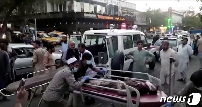 26일(현지시간) 의료진들이 아프가니스탄 카불공항에서 테러가 발생한 후 부상자들을 병원으로 옮기고 있다. © 로이터=뉴스1 © News1 구진욱 기자