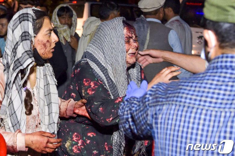 26일(현지시간) 아프가니스탄 카불 공항 외곽에서 발생한 IS 소행의 연쇄 자살폭탄 테러로 발생한 부상자가 병원으로 이송되고 있다. © AFP=뉴스1 © News1 우동명 기자