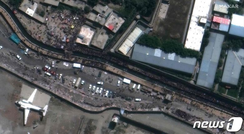 26일(현지시간) 아프가니스탄 카불 공항 애비 게이트에서 발생한 IS 소행의 연쇄 자살폭탄 테러 현장의 모습이 보인다. © AFP=뉴스1 © News1 우동명 기자