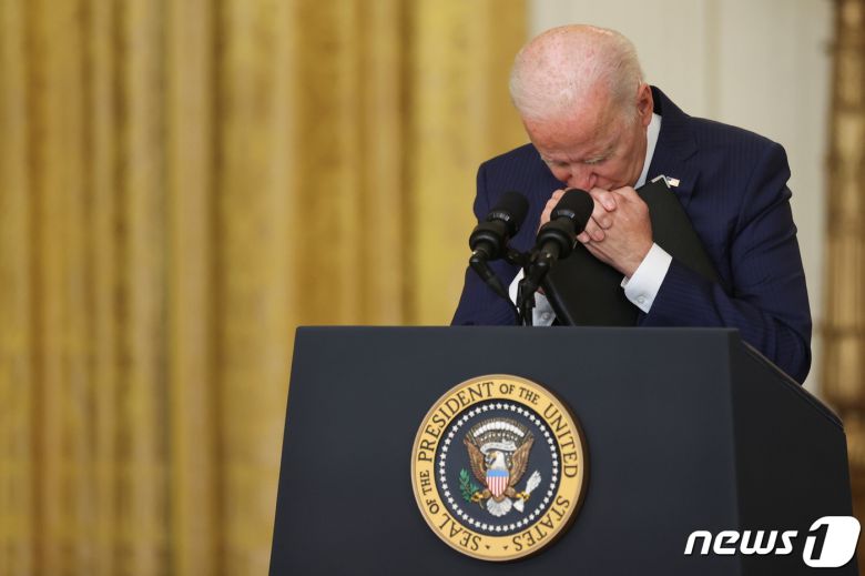 26일(현지시간) 조 바이든 미국 대통령이 워싱턴 DC 백악관의 이스트룸에서 아프가니스탄 IS 테러와 관련해 기자회견을 갖고 있다. © 로이터=뉴스1 © News1 구진욱 기자