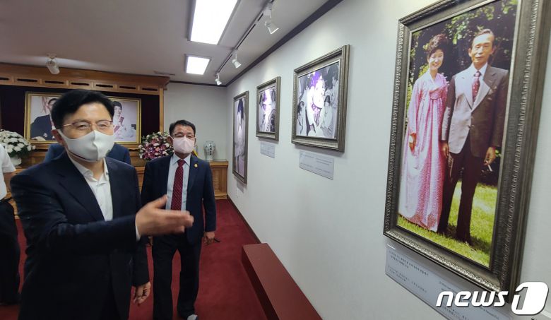 27일 오후 경북 구미시 박정희 전 대통령 생가를 방문한 황교안 국민의힘 대선경선 후보가 박 전 대통령 영전에 헌화한 뒤 추모관에 걸린 사진을 둘러보고 있다. 황 후보는 "나라사랑, 국민사랑, 자유사랑 그 큰 뜻 잊지 않고 길이 기억하겠습니다＂라고 방명록에 적었다. 2021.8.27/뉴스1 © News1 정우용 기자