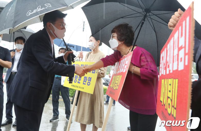 27일 오후 경북 구미시 박정희 전 대통령 생가를 방문한 황교안 국민의힘 대선경선 후보가 생가앞에서 지지자들과 악수를 나누고 있다. 황 후보는 "나라사랑, 국민사랑, 자유사랑 그 큰 뜻 잊지 않고 길이 기억하겠습니다＂라고 방명록에 적었다. 2021.8.27/뉴스1 © News1 정우용 기자