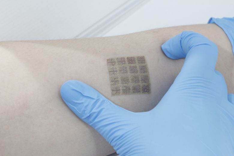 개발한 나노박막 전극을 이용해 제작한 다기능 웨어러블 디바이스. 연구진은 개발한 고신축성 고성능 나노박막 전극을 이용해 피부에 부착하여 습도, 인장 변형, 온도 등 다양한 자극을 동시에 모니터링 할 수 있는 다기능성 전자기기를 제작했다. (기초과학연구원 제공) 2021.08.26 /뉴스1