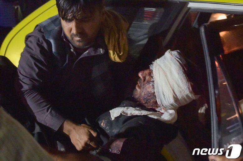 26일(현지시간) 아프가니스탄 카불 공항 외곽에서 발생한 IS 소행의 연쇄 자살폭탄 테러로 발생한 부상자가 차량으로 병원에 이송되고 있다. © AFP=뉴스1 © News1 우동명 기자