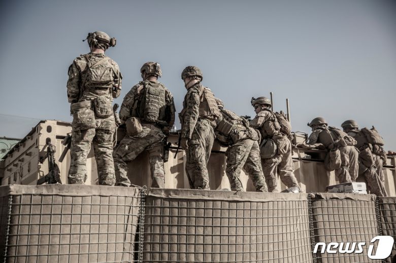 아프가니스탄 카불공항에서 사람들을 대피시키기 위해 배치된 미군. © 로이터=뉴스1 © News1 원태성 기자