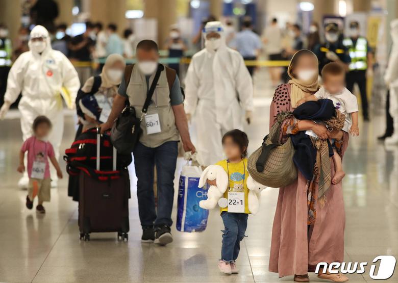 아프가니스탄에서 우리 정부 활동을 지원해온 아프간 현지인 직원과 배우자, 미성년 자녀, 부모 등 378 명이 '특별기여자' 신분으로 26일 오후 인천국제공항을 통해 입국하고 있다. 2021.8.26/뉴스1 © News1 박정호 기자