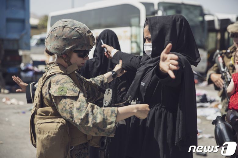 아프가니스탄 카불 공항에서 미군이 대피 작전을 지원하고 있다. © 로이터=뉴스1