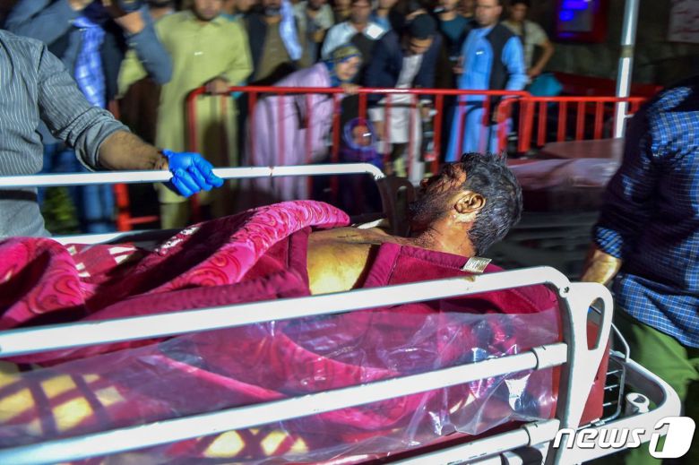 26일(현지시간) 아프가니스탄 카불 공항 외곽에서 발생한 IS 소행의 연쇄 자살폭탄 테러로 발생한 부상자가 병원으로 이송되고 있다. © AFP=뉴스1 © News1 우동명 기자