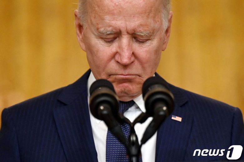 조 바이든 미국 대통령이 26일(현지시간) 워싱턴 백악관에서 아프가니스탄 카불 공항 폭탄테러 관련 대국민 연설 중 고개를 숙이고 있다. © AFP=뉴스1 © News1 우동명 기자