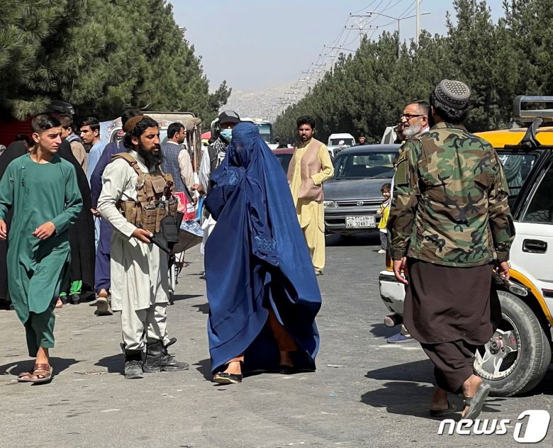 탈레반에 의해 정권이 교체된 아프가니스탄에서 물가상승과 통화가치 폭락에 따른 경제난이 이어지고 있다. © 로이터=뉴스1 © News1 정윤영 기자