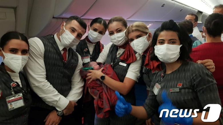 터키항공 승무원들과 기내에서 태어난 여자아이. © 로이터=뉴스1