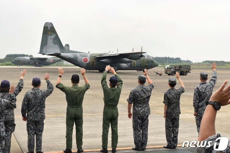 일본 자위대 C-130 수송기가 아프가니스탄의 일본인을 대피시키키 위해 사이타마현 사마야의 공군기지에서 이륙하고 있다. © AFP=뉴스1