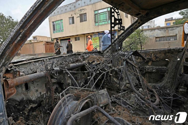 30일 아프간 카불에서 로켓 공격으로 인헤 파괴된 차령의 내부 모습. © AFP=뉴스1