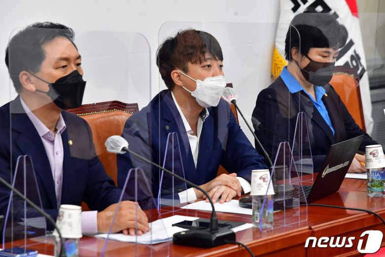 이준석 국민의힘 대표가 30일 서울 여의도 국회에서 열린 최고위원회의에서 모두발언을 하고 있다. 2021.8.30/뉴스1 © News1 구윤성 기자