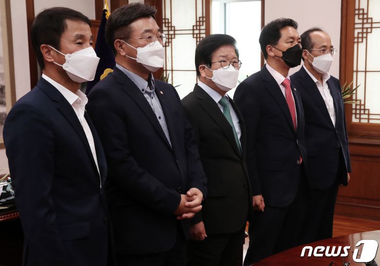 박병석 국회의장과 여야 원내지도부가 30일 오후 서울 여의도 국회의장실에서 열린 여야 원내대표 회동에서 기념촬영을 하고 있다. 왼쪽부터 더불어민주당 한병도 원내수석부대표, 윤호중 원내대표, 박 의장, 국민의힘 김기현 원내대표, 추경호 원내수석부대표. 여야는 이 자리에서 언론중재법 상정 여부를 최종 협의한다. 2021.8.30/뉴스1 © News1 오대일 기자