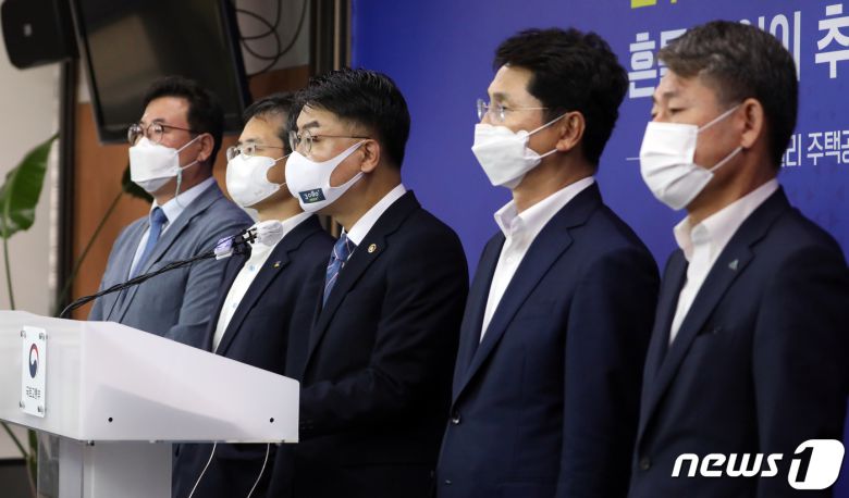 윤성원 국토교통부 1차관 30일 정부세종청사 국토교통부 기자실에서 대도시권 주택공급 확대를 위한 제3차 신규 공공택지 추진계획을 발표하고 있다. 국토부는 경기도 의왕·군포·안산 4만 1000호, 화성·진안 3만 9000호 등 수도권 지역 7곳에 12만호를 공급하고 지방권에는 대전 죽동 및 세종 조치원, 세종 연기 지역에 2만호를 공급한다고 설명했다. 왼쪽부터 정해교 대전시 도시주택국장, 이용철 경기도 행정부지사, 윤성원 1차관, 조택상 인천시 균형발전정무부시장, 류임철 세종시 행정부시장. 2021.8.30/뉴스1 © News1 장수영 기자