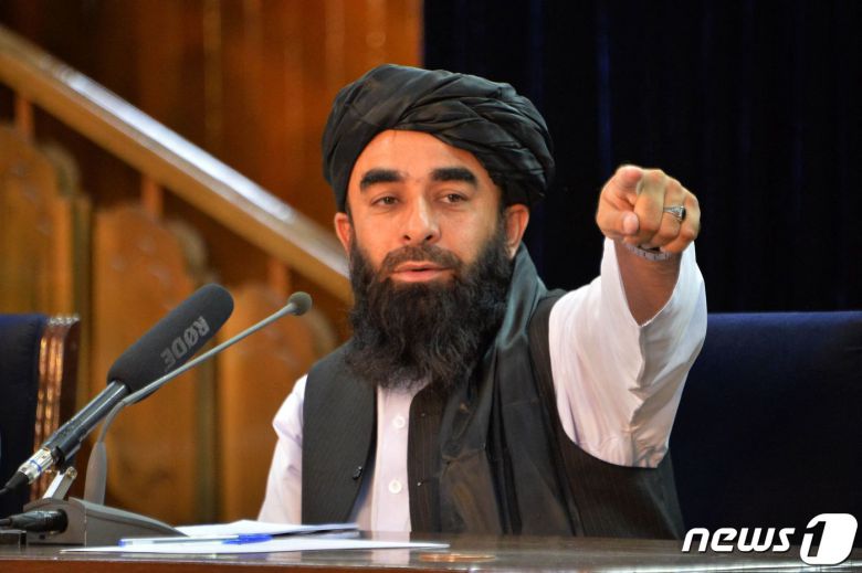 자비훌라 무자히드 탈레반 대변인이 24일(현지시간) 아프가니스탄 카불에서 기자회견을 갖고 “우리도 의사, 엔지니어 등이 필요하다”며 현지인이 카불 공항으로 가는 길을 차단했다고 밝히고 있다. © AFP=뉴스1 © News1 우동명 기자