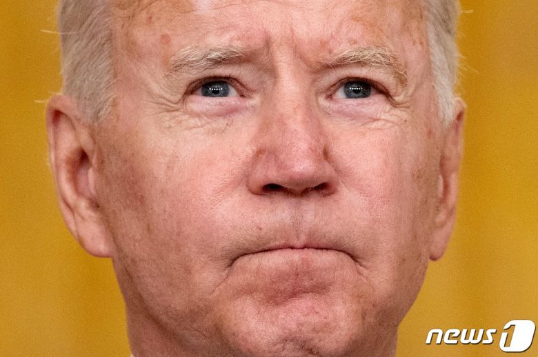 조 바이든 미국 대통령이 26일(현지시간) 워싱턴 백악관에서 아프가니스탄 카불공항 폭탄테러 관련 대국민 연설 중 입술을 굳게 다물고 있다. © AFP=뉴스1 © News1 우동명 기자