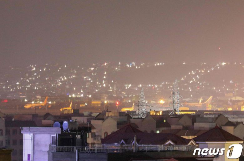 30일(현지시간) 미국의 아프가니스탄 철군 종료를 앞두고 카불 공항에 비행기들이 보이고 있다. © AFP=뉴스1 © News1 우동명 기자