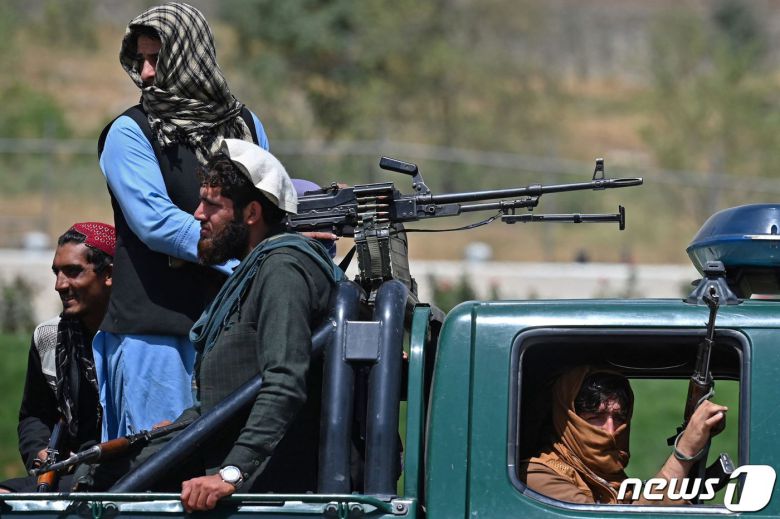 29일 아프가니스탄 카불에서 무장한 탈레반 전사들이 차량을 타고 순찰을 하고 있다. © AFP=뉴스1 © News1 우동명 기자