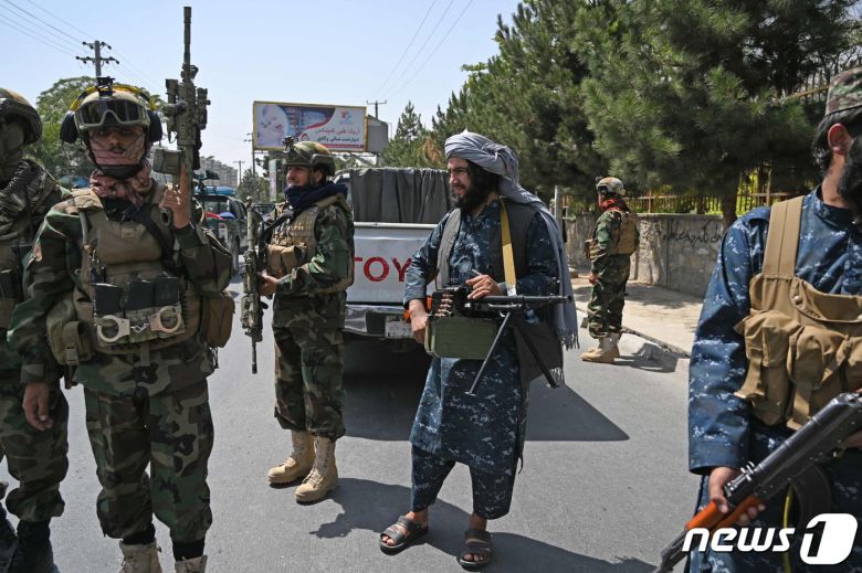 29일 (현지시간) 폭탄 테러가 발생한 아프가니스탄 카불의 도로에서 무장한 탈레반 전사들이 경비를 하고 있다. © AFP=뉴스1 © News1 우동명 기자